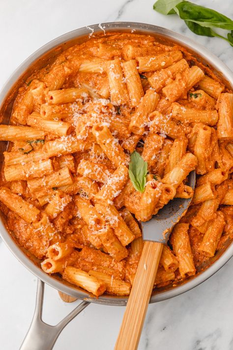 Rigatoni And Ricotta Recipes, Dinner Ideas Pasta Easy, Ricotta Red Sauce Pasta, Ricotta And Pasta Recipes, Healthy Easy Dinners For One, Ricotta Cheese Pasta Sauce, Pasta Recipe With Ricotta Cheese, Ricotta Cheese Sauce For Pasta, Ricotta Tomato Sauce