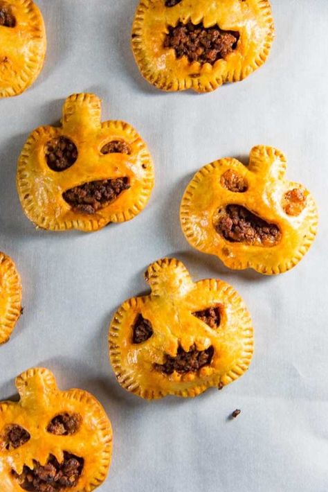 Spooky Chorizo Hand Pies @ The Flavor Bender Savory Halloween Food, Halloween Fingerfood, Menu Halloween, Halloween Appetizers Easy, Recetas Halloween, Halloween Food Dinner, Halloween Party Appetizers, Spooky Snacks, Appetizers For Kids