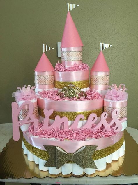 Castle Diaper Cake, Diaper Cake Castle, Princess Diaper Cakes, Diaper Cake Instructions, Cake Princess, Baby Shower Wreath, Baby Shower Baskets