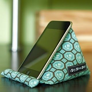 Phone Pillows; I need one of these to use on my belly in bed! Bean Bag Phone Holder, Crochet Phone Case, Crochet Phone Cases, Crochet Mobile, Iphone Holder, Pillow Tutorial, Cell Phone Pouch, Pinterest Diy Crafts, Cellular Phone