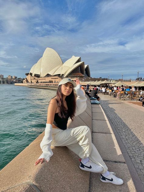 Summer Sydney Outfits, Outfit Ideas For Australia, Sydney Opera House Poses, Sydney Opera House Photo Ideas, Cargo Pants Travel Outfit, Sydney Australia Instagram Pictures, Sydney Australia Houses, Sydney Australia Outfits Summer, Melbourne Australia Fashion