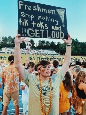 Football Game Signs, Football Game Outfit Highschool, School Spirit Posters, Leadership Games, Rally Idea, School Spirit Week, School Spirit Days, High School Football Games, High School Memories