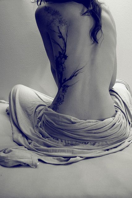 I tried to recreate this one before....not as good as this one but pretty darn close =] Side Tattoos Women, Waist Tattoos, Muster Tattoos, Tattoo Photography, Tattoo Girls, Self Portrait Photography, Side Tattoos, Japanese Tattoo Art, Rib Tattoo