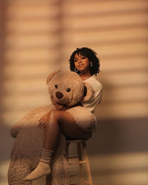 ⭐️⭐️⭐️⭐️⭐️ | unforgettable | Instagram Giant Teddy Bear Photoshoot, Cozy Fall Photoshoot, Fall Photoshoot Black Women, Brown Aesthetic Photoshoot, Brown Photoshoot Ideas, Beautiful Photoshoot Ideas Portraits, Teddy Bear Photoshoot, November Photoshoot Ideas, Chill Photoshoot