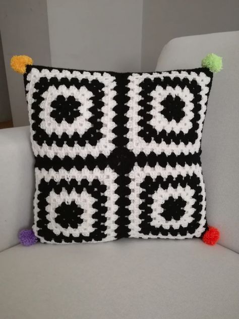 Yarn Diy Projects, Crochet Cushion Covers, Modern Haken, Crochet Pillow Patterns Free, Crochet Cushion Pattern, Pumpkin Patterns, Beau Crochet, Cushion Cover Pattern, Granny Square Crochet Patterns Free