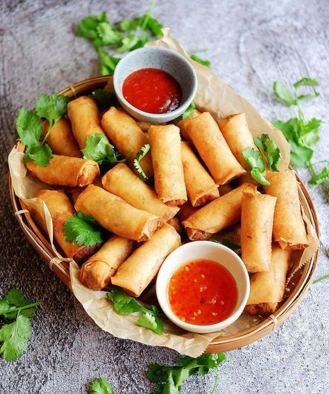 Mini Spring Rolls Recipe https://fooooods.com/mini-spring-rolls-stirwithme Jackfruit Carnitas, Vegan Spring Rolls, Yeast Rolls Recipe, Jackfruit Recipes, Fried Spring Rolls, Spring Roll Recipe, Sweet Chili Sauce, It Goes On, Food Platters