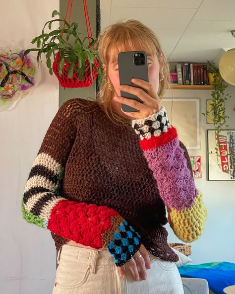 Circus raglan, crochet piece with patchwork sleeves 🟩🟥🟨 Circus Crochet, Crochet Raglan Sweater, Alt Crochet, Raglan Crochet, Patchwork Sleeves, Patchwork Sweater, Raglan Sweater, Crochet Clothing, August 9