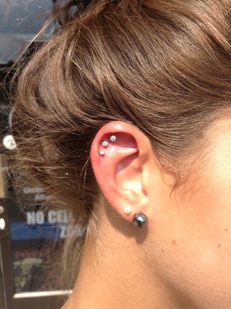 Asiiii quiero!! Ear Piercings For Women, Ušný Piercing, Piercings Oor, Piercings For Women, Ear Peircings, Piercing Conch, Cool Ear Piercings, Pretty Ear Piercings, Piercing Septum