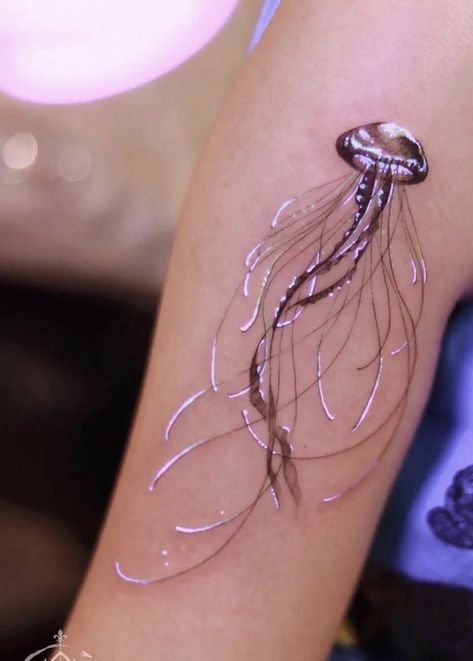 Henna Tattoos, Hip Jellyfish Tattoo, Spin Tattoo Ideas, Fantastical Tattoos, Iridescent Tattoo, Inspo Tattoo, 16 Tattoo, Jellyfish Tattoo, Tatuaje A Color