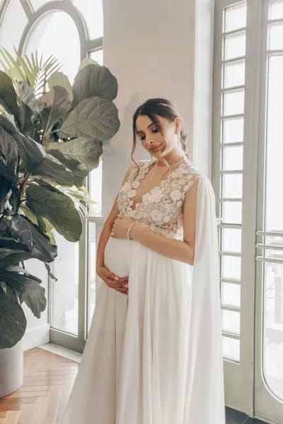 A long, flowing dress will make Mom feel like a queen. Maternity Wedding Gown, Maternity Evening Gowns, Maternity Evening, Maternity Evening Dress, Pregnant Bride, Dresses For Pregnant Women, Body Dentelle, Pregnant Wedding, Pregnant Wedding Dress