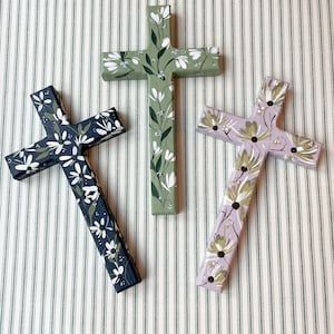 Painted Wood Cross Wooden Cross Crafts Paint, Painted Cross Ornament, Painted Wooden Crosses Ideas, Wooden Cross Painting Ideas, Easy Cross Painting, Painted Cross Ideas, Christian Souvenirs, Cross Crafts Diy, Cross Painting Ideas