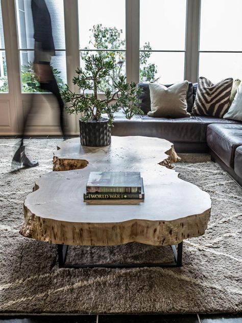 Atlanta designer Alice Cramer says to clear the clutter off of your coffee table and use varying heights to make the surface a showpiece. She… Tree Trunk Coffee Table, Wooden Coffee Table Designs, Coffee Table Inspiration, Coffee Table Trunk, Unique Coffee Table, Table Inspiration, Diy Coffee Table, Wooden Coffee Table, Table Ideas