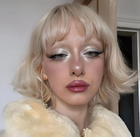 Cherub Makeup Look, Pretty Make Up Ideas, Campy Makeup Looks, Smeared Makeup Aesthetic, Pisces Rising Aesthetic Clothes, Angel Core Makeup, Cool Makeup Looks Creative Easy, Ethereal Makeup Aesthetic, Cherub Makeup