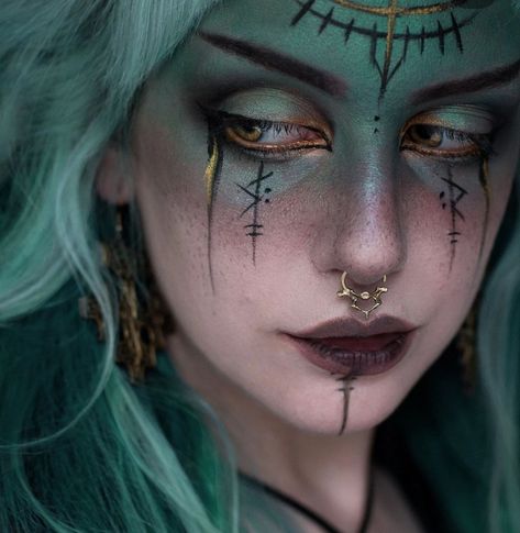 Pagan Makeup, Viking Makeup, Witchy Makeup, Halloween Makeup Witch, Halloweenský Makeup, How To Use Makeup, Drag Make-up, Witch Makeup, Teal Hair