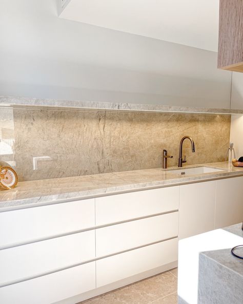 Taj Mahal Butler’s Kitchen | Unley Park With shades of beige, cream, and grey seamlessly blending together, this stone exudes elegance and charm. Without a doubt, one of our favorites 🤍 Architect | @piteoarchitects Lighting | @thelightimpact #kitchendesign #stonebenchtops #benchtopsadelaide #nautralstone #tajmahal #quartzite #interiordesign #adelaidehomes Tan Mahal Quartzite Kitchen, Kitchen Top Stone, Stone Kitchen Island, Silestone Countertops, Taupe Kitchen, Beige Kitchen, Beige Stone, Stone Bench, Stone Kitchen