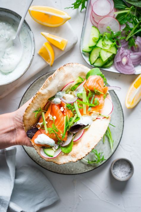 Smoked salmon pitas with garlic and dill yoghurt Salmon Pita, Breaded Salmon, Brain Healthy Foods, Smoked Salmon Recipes, Healthy Food Inspiration, Health Recipes, Pita Bread, Smoked Salmon, Salmon Recipes