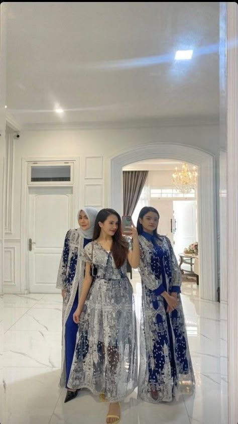 Eid Outfits Ideas, Ootd Kebaya, Lebaran Outfit, Dress Lebaran, Kondangan Outfit, Family Photo Studio, Eid Outfit, Eid Outfits, Fashion Muslim