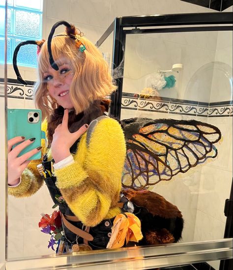 Honey Bee Costume Women, Cute Bee Outfit, Bee Costume Aesthetic, Moth Ren Faire, Bee Fairy Costume, Cottagecore Costume Ideas, Crow Costume Ideas, Bee Themed Clothes, Bee Aesthetic Outfit