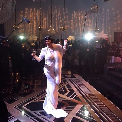 The Kardashians Take It Back to the Roaring '20s For Kris Jenner's 60th Birthday Bash Hollywood Theme Party Outfit, Kris Jenner Birthday, Gatsby Fashion, Gatsby Party Outfit, Gatsby Birthday Party, Event Attire, Gatsby Girl, White Long Gown, Lorraine Schwartz