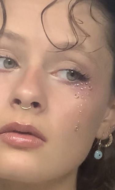 Diamond Makeup Looks Euphoria, Mitski Concert Makeup, Glitter Crying Makeup, Prom Makeup Pearls, Pearl Prom Makeup, Rhinestone Tears Makeup, Mitski Makeup, Maquillage Euphoria, Tear Drop Makeup