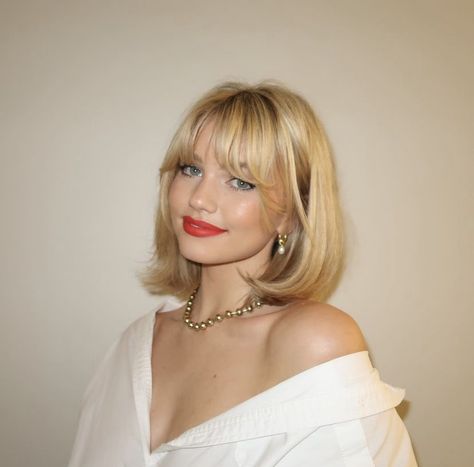 Old School Short Hair, Long And Short Layers, Shay Sullivan, Madonna Costume, 90s Haircuts, Layered Hair With Bangs, Blonde Hair With Bangs, Bangs With Medium Hair, Hair Inspiration Short