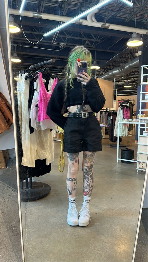 casual goth all black outfit work outfit emo green hair Emo Casual Outfits, Sporty Goth Outfits, Rock Punk Outfit, Grunge Club Outfits, 80s Goth Outfits, Casual Alt Outfits, Punk Summer Outfits, Grunge Outfits Women, Cinema Outfit