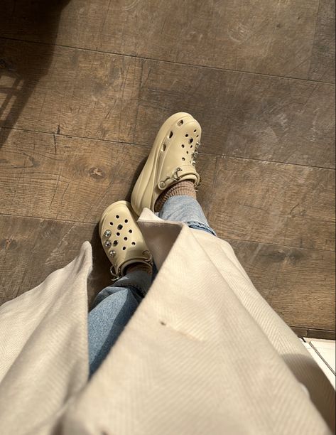 Crocs Crush, Crocs Baya, Crocs Fashion, Sneaker Outfits Women, Shoes 2023, Hijabi Fashion, Sneakers Outfit, Insta Photo Ideas, Simple Outfits