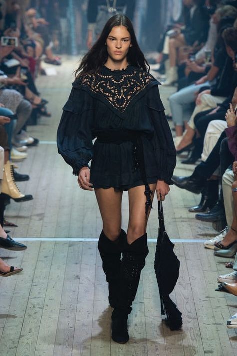 Isabel Marant | Ready-to-Wear - Spring 2019 | Look 8 Isabel Marant Summer, Annie Core, Isabel Marant Style, Retro Spring, Look Boho Chic, Black Items, Stockholm Fashion, Alexa Chung, Mode Inspo