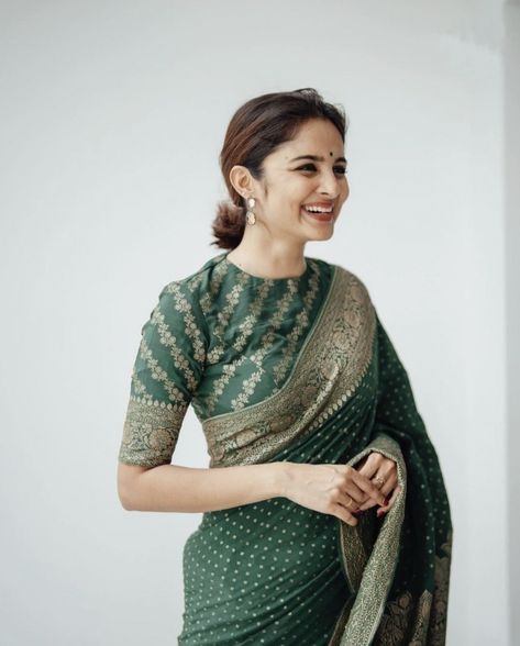 Pattu Saree Blouse Designs Front And Back, Green Blouse Pattern, Modest Blouse Designs, Reshma Sebastian, Saree For Mother, Modest Saree, Saree For Reception, Benaras Sarees, Front Blouse Designs