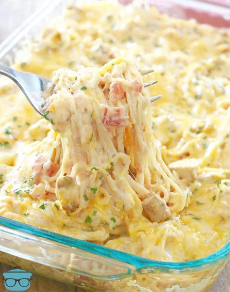 The Best Chicken Spaghetti (+Video) - The Country Cook Best Chicken Spaghetti Recipe, Creamy Cheesy Chicken, Chicken Spaghetti Recipe, Chicken Spaghetti Casserole, Creamy Spaghetti, Cheesy Chicken Spaghetti, Chicken Spaghetti Recipes, Soup Pasta, Spaghetti Casserole