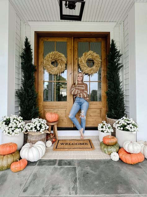 How to Decorate Your Front Porch Doors for Fall - Red White & Denim Fall Porch Ideas, Fall Entryway Decor, Porch Fall Decor, Fall Front Door Decor, Fall Front Porch Decor Ideas, Spring Porch Decor, Stunning Homes, Fall Entryway, Fall Decor Inspiration