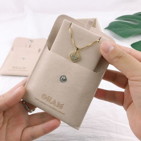 Necklace Packing Ideas, Pendant Packaging Ideas, Jewelry Packaging Necklaces, Packaging Accessories Ideas, Necklace Gift Packaging Boxes, Jewellery Packaging Design, Jewelry Packing Ideas, Jewelry Pouch Packaging, Necklace Cards Packaging