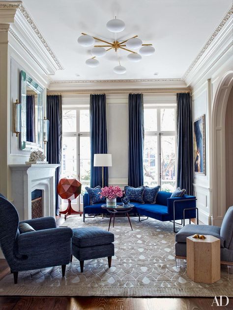 An 1850s Greenwich Village townhouse gets a dazzling reinvention Apartamento New York, Man Home Decor, New York Townhouse, Nyc Townhouse, Interior Design Minimalist, Blue Couches, Victorian Bathroom, Interior Modern, Blue Living Room