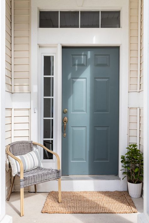 Instantly Boost Your Curb Appeal With These Charming Front Door Ideas Chic Entryway, Front Door Paint, Front Door Ideas, Tan House, Blue Front Door, Door Paint, Front Door Paint Colors, Door Colors, Gorgeous Doors