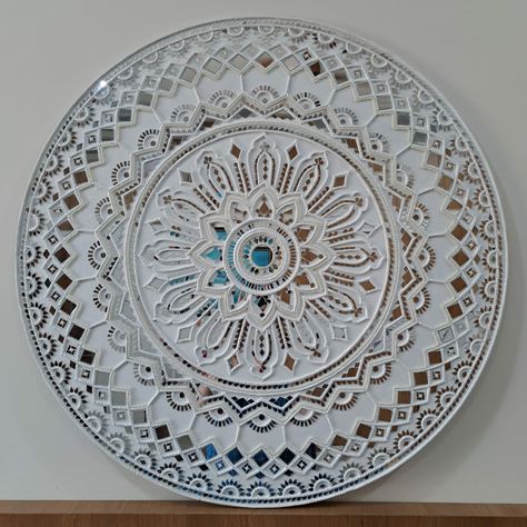 Lippan art mandal Lippan Art Pattern, White Lippan Art, Lippon Art Designs Round, Kalyug Art, Lippan Mirror, Lippan Kaam, Lippon Art, Mirror Canvas Art, Lipan Art