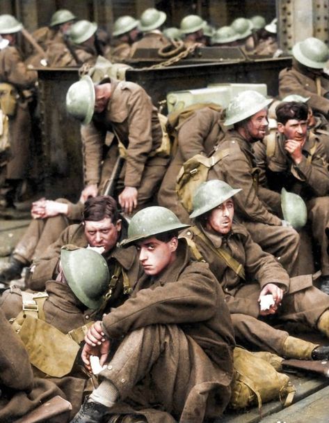 Stunning Colorized Photos Bring the Real Dunkirk Evacuation to Life British Paratrooper, Dunkirk Evacuation, 101st Airborne, Wwii Photos, Colorized Photos, Market Garden, British Military, Red Devil, British Soldier