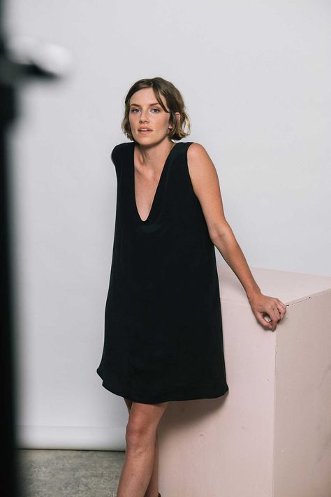 Elizabeth Suzann Minimalist Moda, Elizabeth Suzann, Woman In Black, Easy Dress, Minimal Classic, Minimal Chic, Mode Inspo, Looks Style, Mode Inspiration