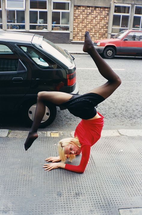 Photography 90s, Mode Retro, Juergen Teller, Photography Career, 90s Models, Anais Nin, Fashion Photography Inspiration, Grand Palais, Handstand