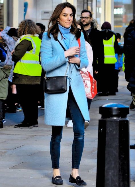 How Kate Middleton Styles Skinny Jeans and Flats on Day Off | Who What Wear Kate Middleton Casual Style, Kate Wedding Dress, Kate Middleton Style Outfits, Düşes Kate, Looks Kate Middleton, Kate Middleton Outfits, Kate Dress, Elegante Y Chic, Princess Kate Middleton