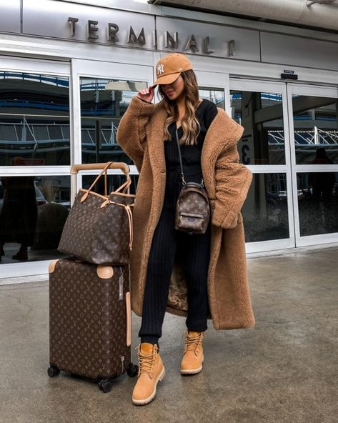 The Fashion Trends I'm Looking Forward to Most in 2021 - Mia Mia Mine Maria Vizuete, Mia Mia Mine, Fall Travel Outfit, Street Shooting, Mia Mia, Teddy Bear Coat, Ootd Winter, Snow Outfit, Weather Wear