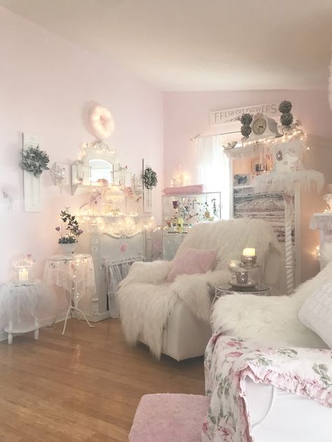 Cozy Cottage Home, Cottage Rooms, Diy Shabby Chic Furniture, Shabby Chic Interior Design, Pink Rooms, Princess Palace, Cottage Room, Chic Room, Shabby Chic Antiques