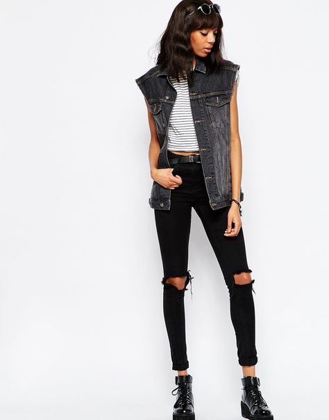 Black Denim Vest Outfits For Women, Denim Vest Outfit Grunge, Black Jean Vest Outfit, Black Denim Vest Outfit, Vest Outfits Aesthetic, Jean Vest Outfits, Denim Vest Outfit, Black Denim Vest, How To Wear Blazers