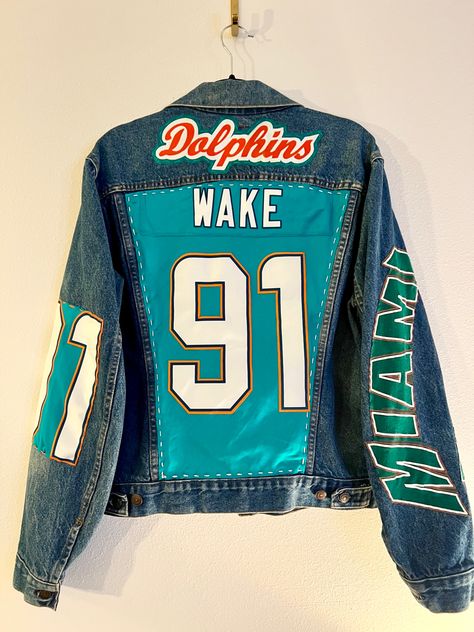 Sports Denim Jacket, Nfl Jean Jacket, Eagles Outfit, Spirit Jeans, Denim Furniture, Jean Jacket Design, Jean Jacket Diy, Volleyball Apparel, Anime Jacket