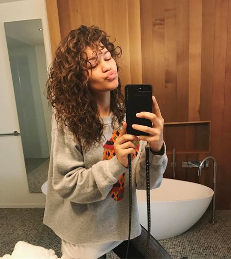 Mode Zendaya, Estilo Zendaya, Zendaya Hair, How To Wear A Wig, Zendaya Style, Zendaya Coleman, Sleek Ponytail, Natural Beauty Tips, Heart Eyes