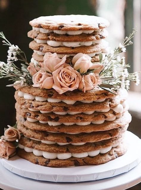 As we prepare to close out the year, we wanted to add to the sugar rush with some winter wedding cakes that are as sweet as your favorite Christmas pie. We are blown away year after year over the sheer creativity from cake artists and we are crushing hard on these cakes and think you will too. Christmas Pie, Wedding Cake Alternatives, Winter Wedding Cake, Winter Cake, Cookie Cakes, Cakes To Make, Naked Cakes, Gorgeous Wedding Cake