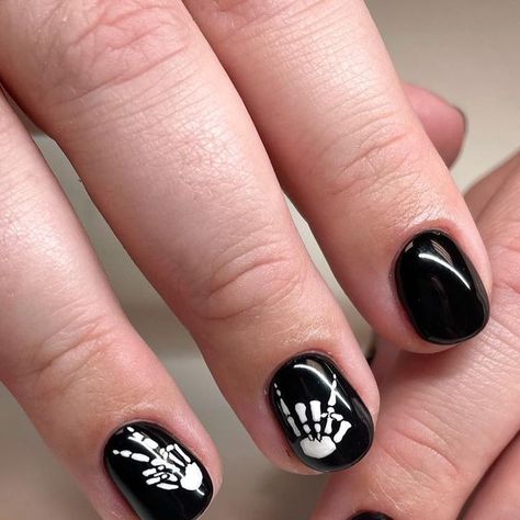 Black Nails With Skeleton, Skull Nail Art Short Nails, Skeleton Hand Nail Art, Skeleton Nails Short, Skeleton Finger Nails, Black Skeleton Nails, Skeleton Hand Nails, Goth Pedicure Ideas, Emo Halloween Nails