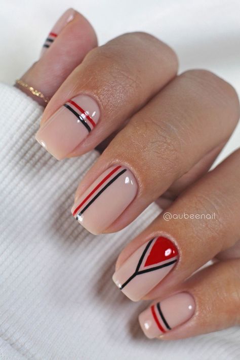 Nails Geometric Design Minimal, Easy Line Nail Art, Easy Nail Line Designs, Lined Nail Art, Easy Line Nail Designs, Straight Lines Nail Art, Nail Design Stripes, Geometric Gel Nail Designs, Simple Nail Art Lines