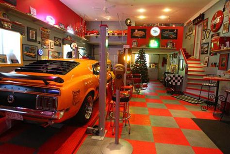 Man Cave complete with Mustang, gotta love it. Man Cave Designs, Best Man Caves, Classic Car Garage, Garage To Living Space, Man Cave Design, Ultimate Man Cave, Cool Garages, Pompe A Essence, Garage Style