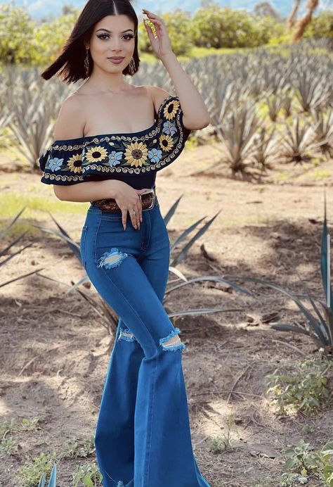 Cute Vaquera Outfits, Vaquera Outfit Mexican Women, Vaquera Outfit Mexican, Surprise Dance Outfits, Jaripeo Outfits, Takuachita Outfits, Takuache Girl Outfits, Foto Cowgirl, Vaquera Outfit