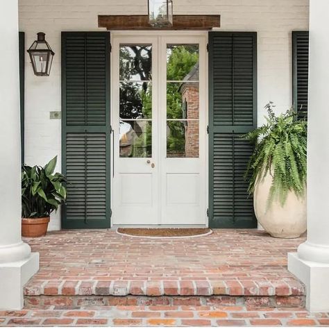 Essex Green Shutters Benjamin Moore Dark Green, A Hays Town, Traditional Southern Home, Estilo Cottage, French Colonial Style, Creole Cottage, Green Shutters, Louisiana Homes, Southern Cottage